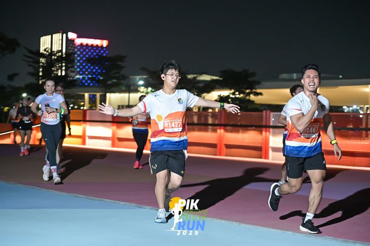 Race photo from PIK NITE RUN 2025