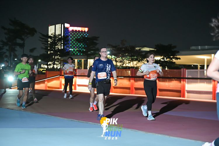 Race photo from PIK NITE RUN 2025
