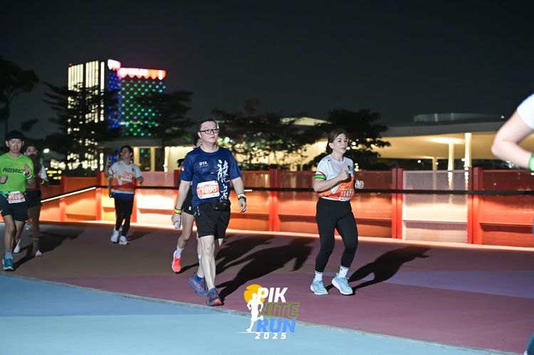 Race photo from PIK NITE RUN 2025