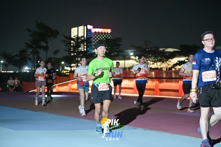 Race photo from PIK NITE RUN 2025