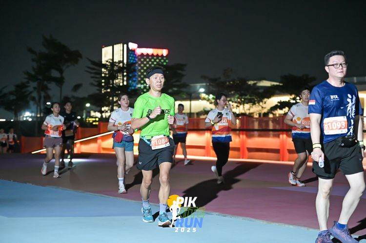 Race photo from PIK NITE RUN 2025
