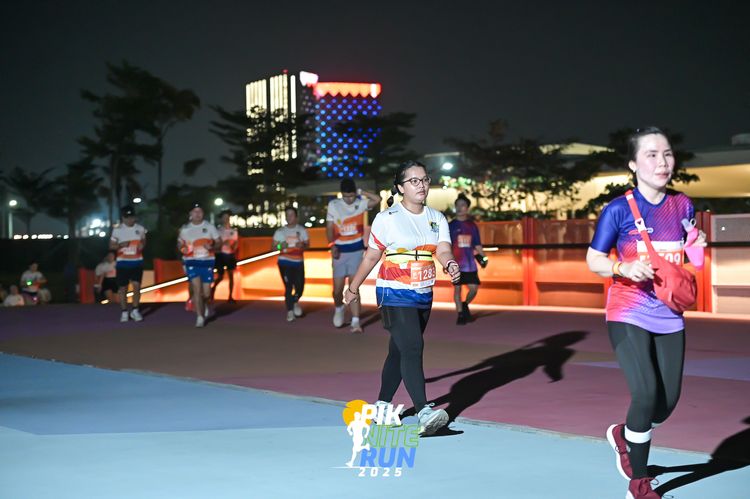 Race photo from PIK NITE RUN 2025