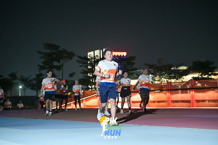 Race photo from PIK NITE RUN 2025