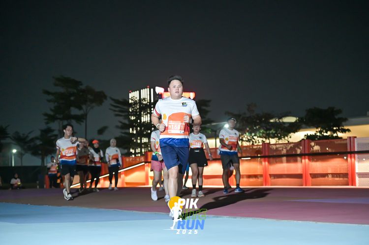 Race photo from PIK NITE RUN 2025