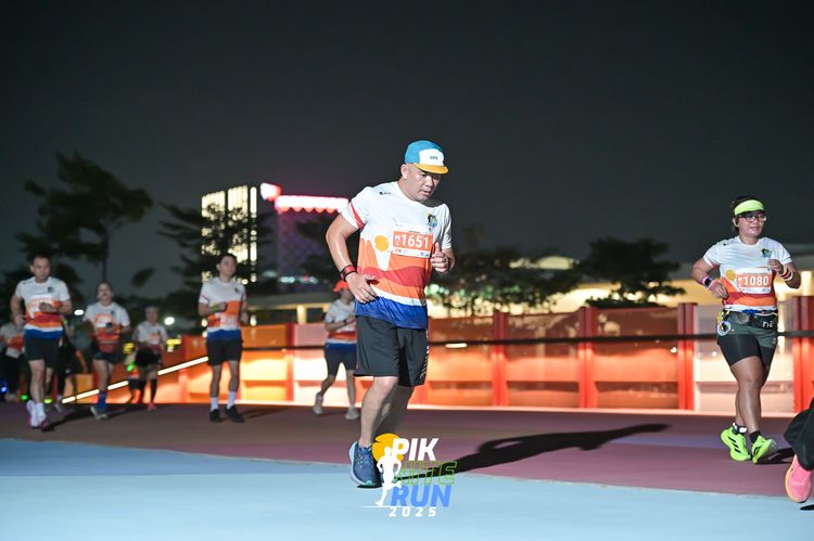 Race photo from PIK NITE RUN 2025