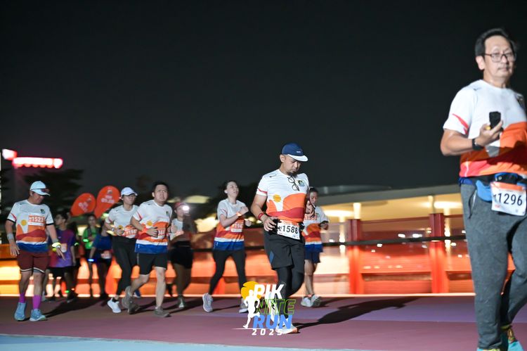 Race photo from PIK NITE RUN 2025