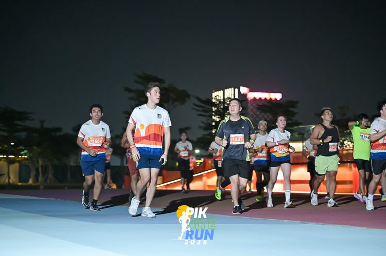 Race photo from PIK NITE RUN 2025
