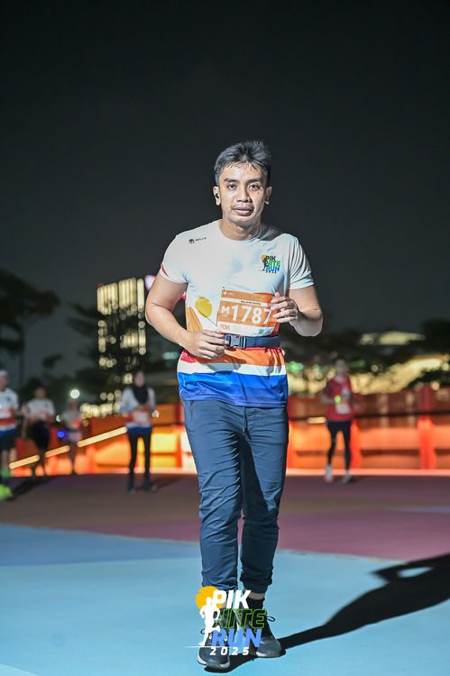 Race photo from PIK NITE RUN 2025