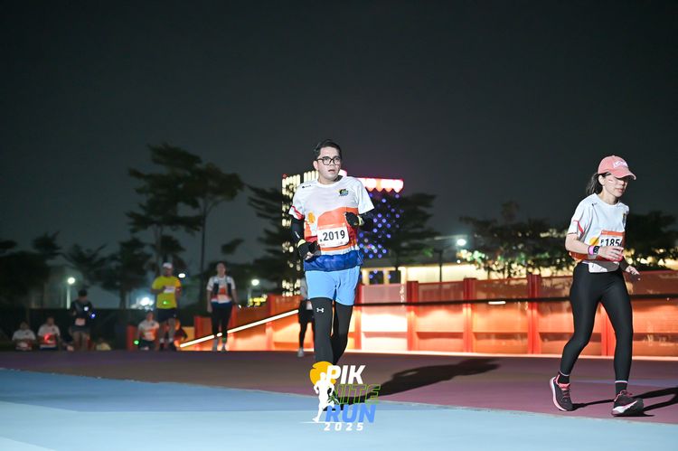 Race photo from PIK NITE RUN 2025