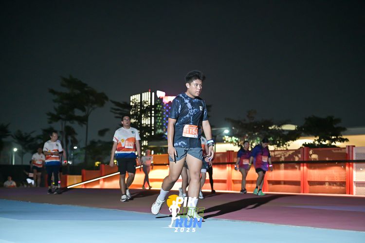 Race photo from PIK NITE RUN 2025