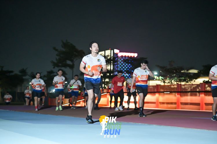 Race photo from PIK NITE RUN 2025