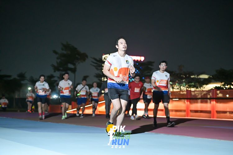 Race photo from PIK NITE RUN 2025