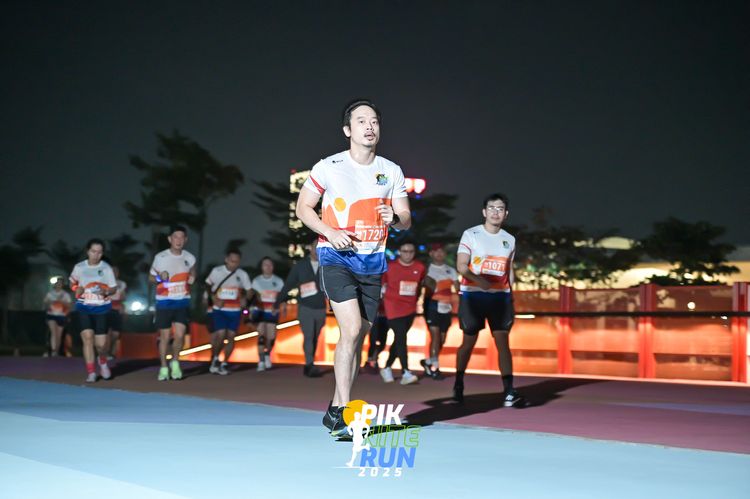 Race photo from PIK NITE RUN 2025