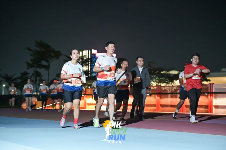 Race photo from PIK NITE RUN 2025
