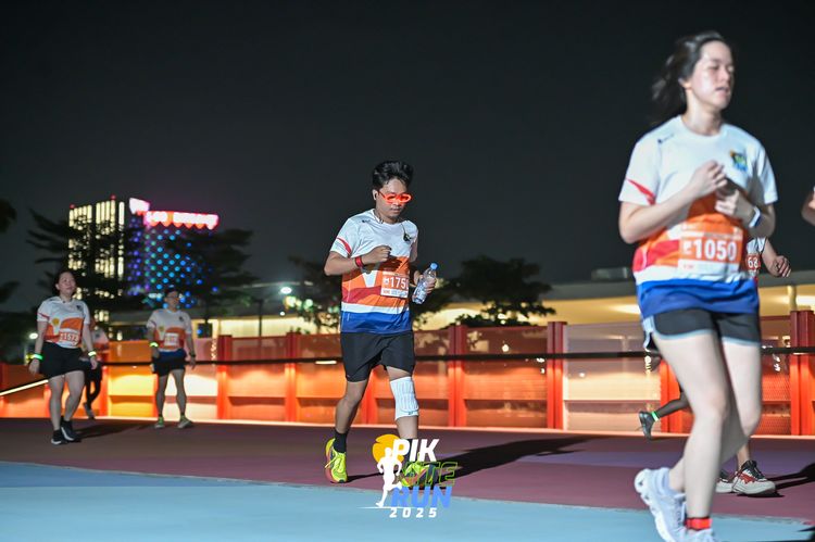 Race photo from PIK NITE RUN 2025