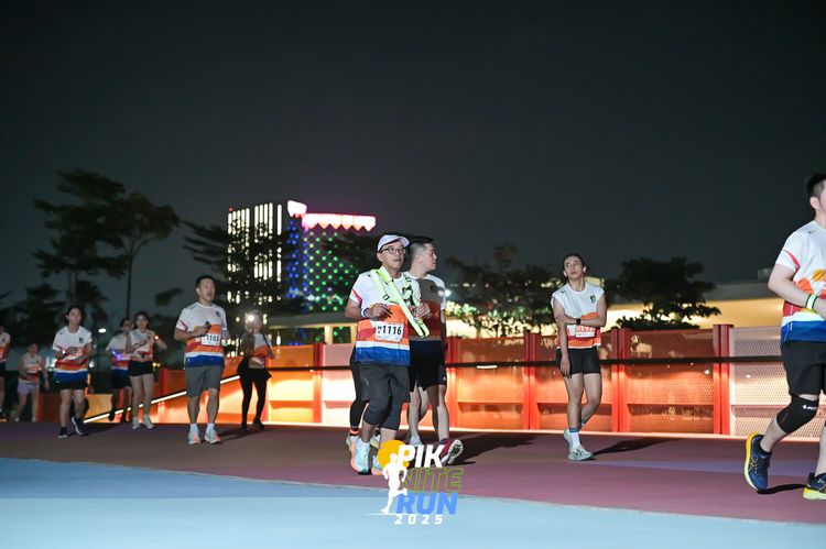 Race photo from PIK NITE RUN 2025