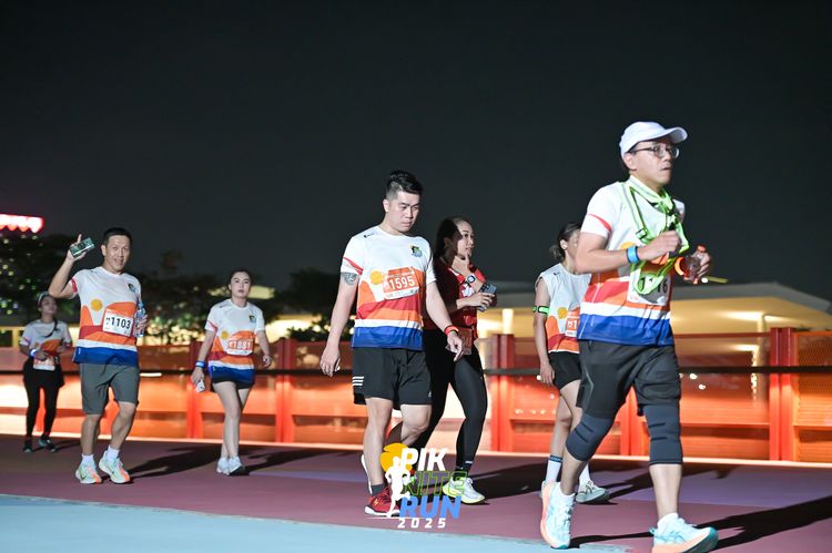 Race photo from PIK NITE RUN 2025
