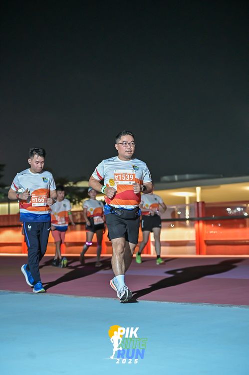 Race photo from PIK NITE RUN 2025