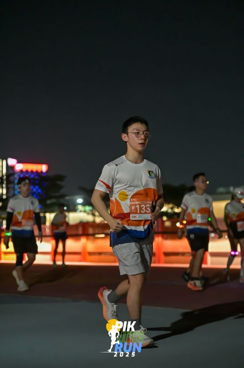 Race photo from PIK NITE RUN 2025
