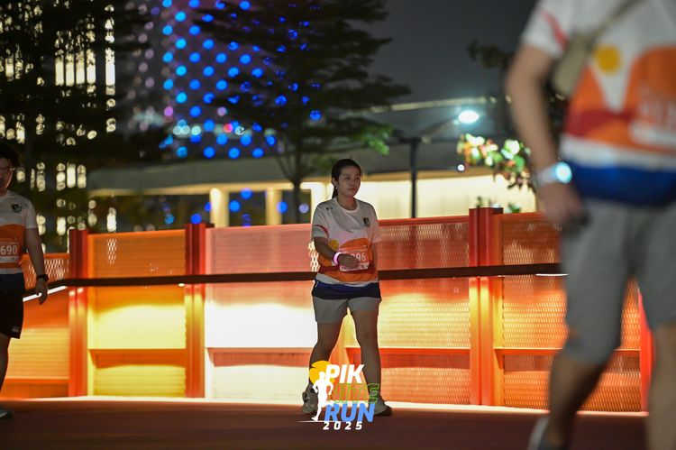 Race photo from PIK NITE RUN 2025