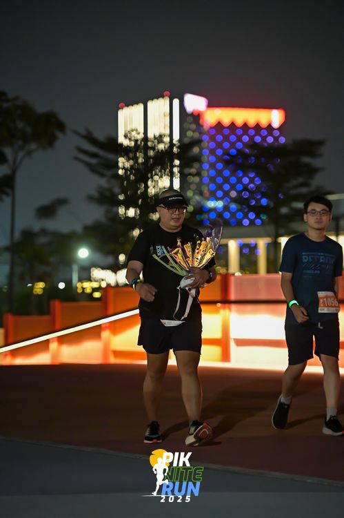 Race photo from PIK NITE RUN 2025