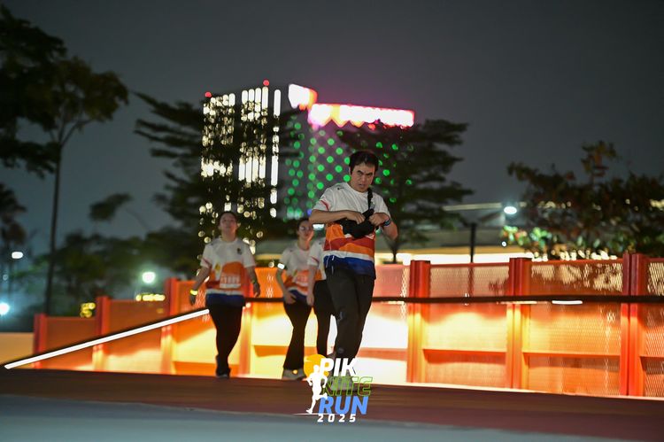 Race photo from PIK NITE RUN 2025