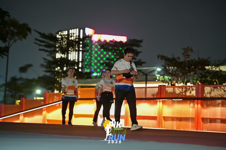Race photo from PIK NITE RUN 2025