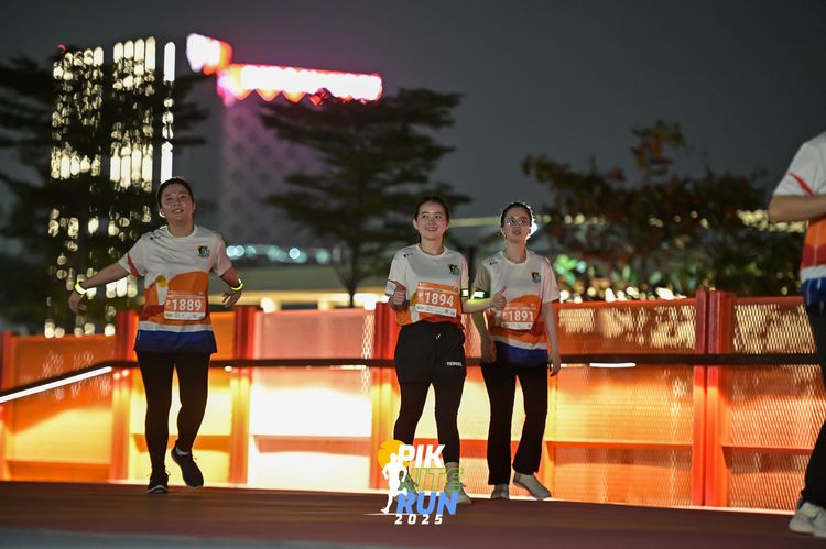 Race photo from PIK NITE RUN 2025