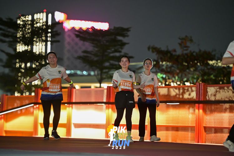 Race photo from PIK NITE RUN 2025