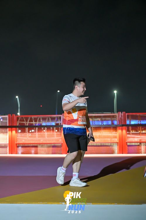 Race photo from PIK NITE RUN 2025