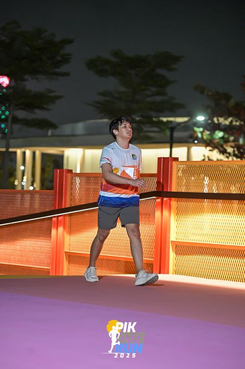 Race photo from PIK NITE RUN 2025