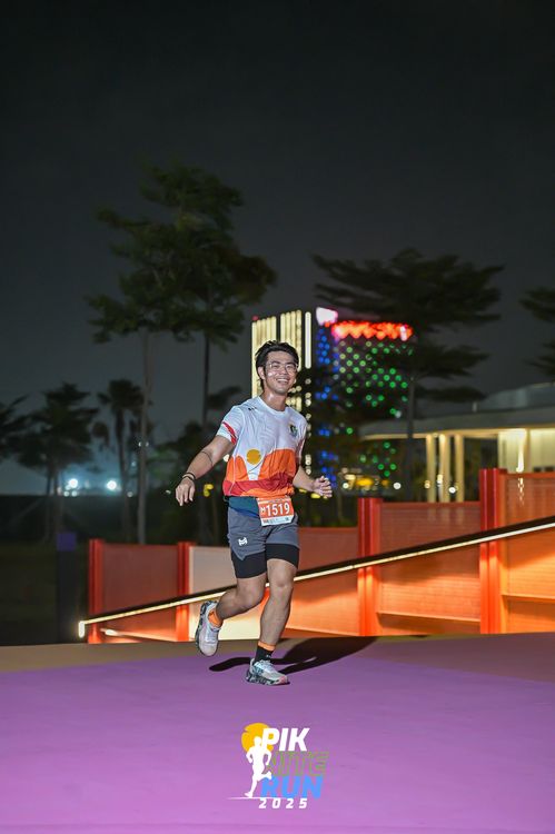 Race photo from PIK NITE RUN 2025