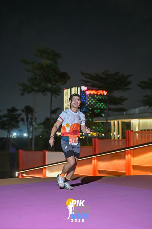 Race photo from PIK NITE RUN 2025