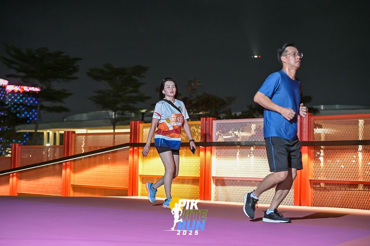 Race photo from PIK NITE RUN 2025