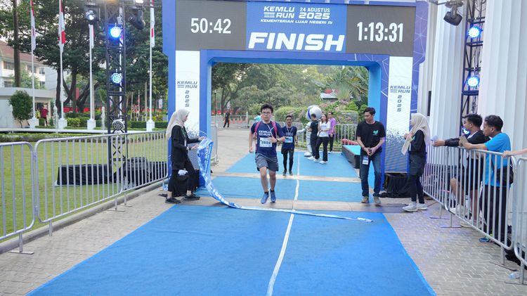 Race photo from KEMLU RUN 2025