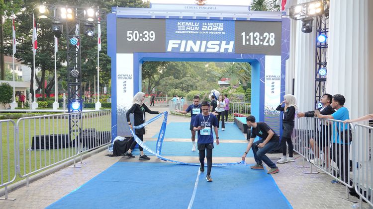 Race photo from KEMLU RUN 2025