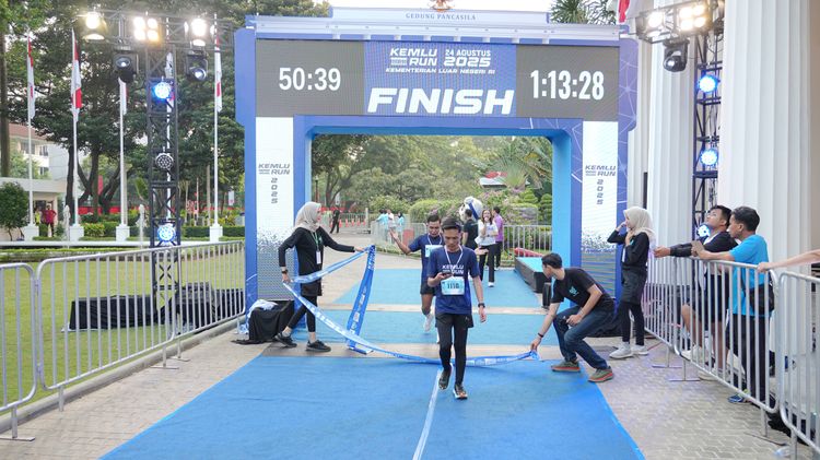 Race photo from KEMLU RUN 2025