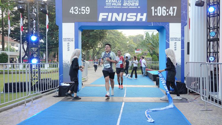 Race photo from KEMLU RUN 2025