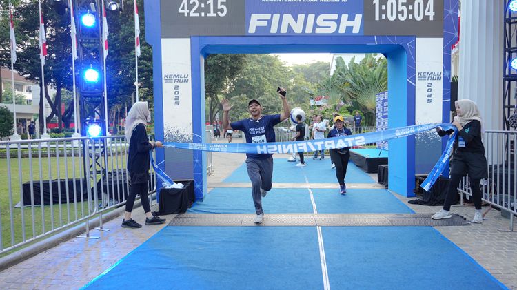 Race photo from KEMLU RUN 2025
