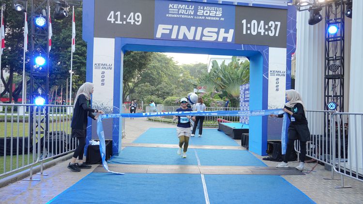 Race photo from KEMLU RUN 2025