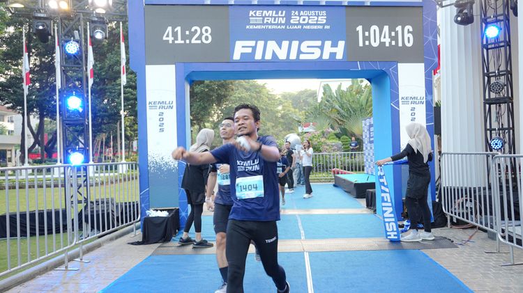 Race photo from KEMLU RUN 2025