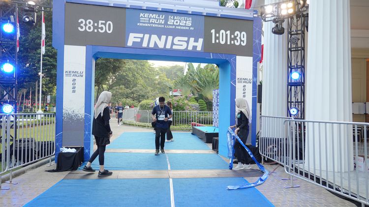 Race photo from KEMLU RUN 2025