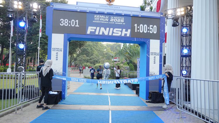 Race photo from KEMLU RUN 2025