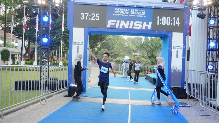 Race photo from KEMLU RUN 2025