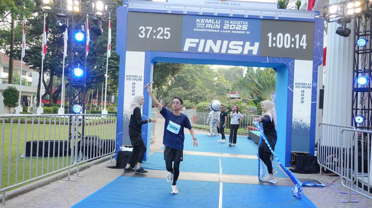 Race photo from KEMLU RUN 2025