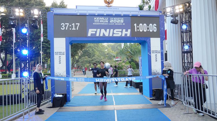 Race photo from KEMLU RUN 2025