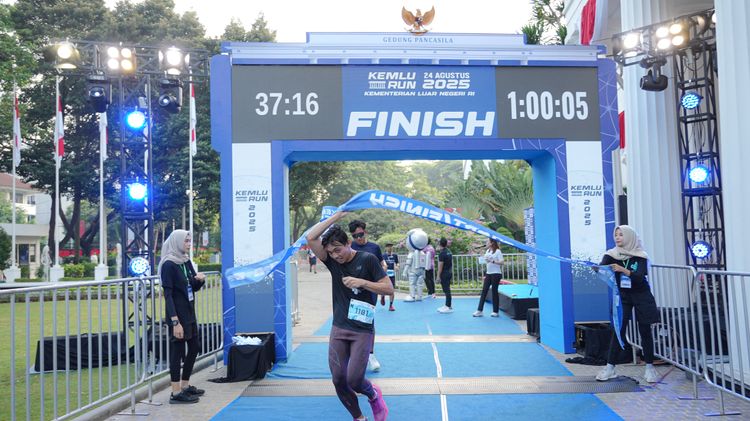 Race photo from KEMLU RUN 2025