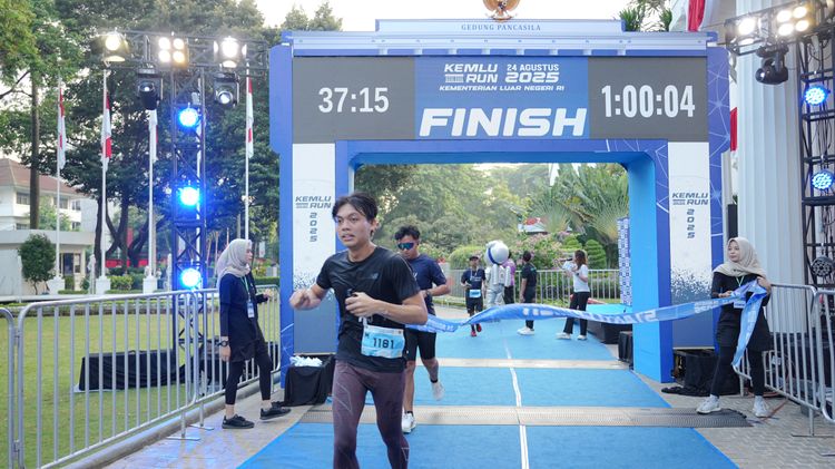 Race photo from KEMLU RUN 2025