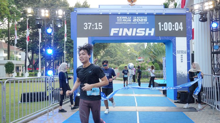 Race photo from KEMLU RUN 2025