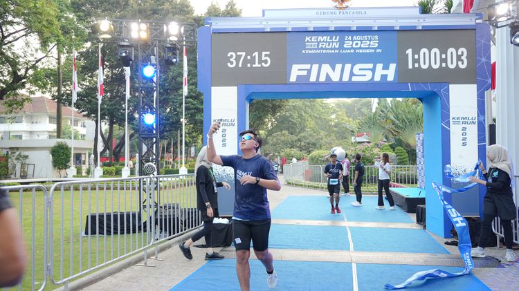 Race photo from KEMLU RUN 2025